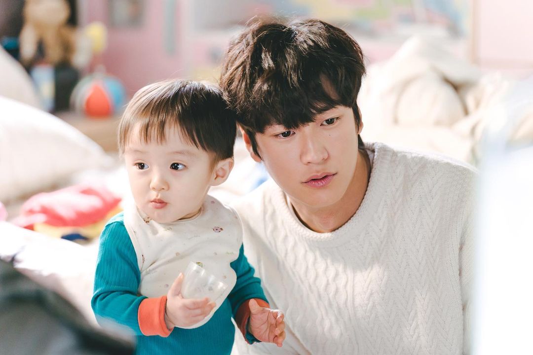 Mewie_shiny's tweet photo. [Still Cuts] Gong Family 👨‍🦰👩‍🦰👶#JinxedatFirstEp16 #JinxedatFirst 👑🧸🔮⚡️🐟🍭#NaInWoo #나인우 #นาอินอู #SeoHyun #서현 #ซอฮยอน #징크스의연인 #TheJinxsLover https://t.co/30w4k2JzYp