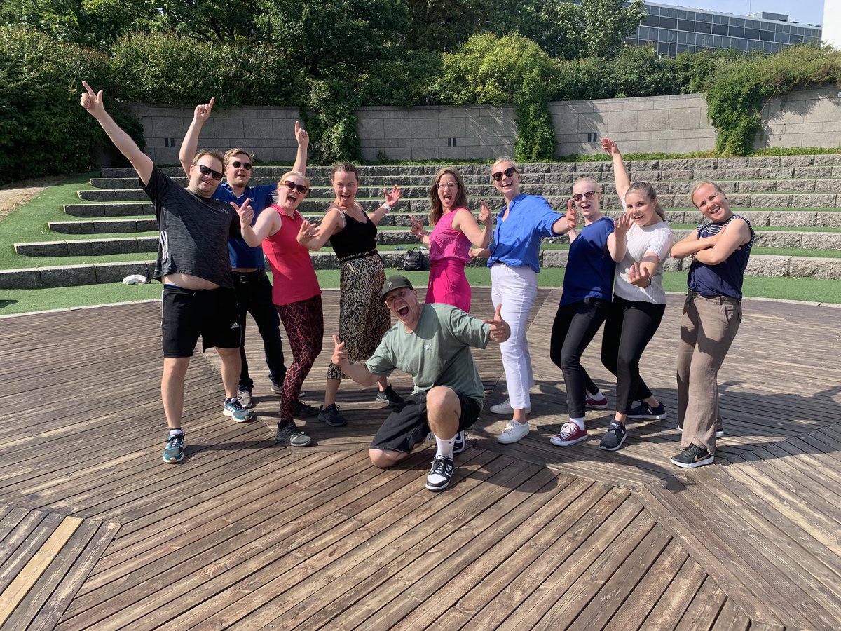 Jenni_Hyy's tweet photo. #kpmggoessport Loistava ilma vauhdikkaaseen viikon aloitukseen töissä 🤩 Pääsimme breikkaamaan Hatsolon opastuksella, varjonyrkkeilemään Amin Asikaisen kanssa sekä hiomaan frisbeegolfin tekniikkaa Jalle Stoorin johdolla! https://t.co/9oInz8Tma8