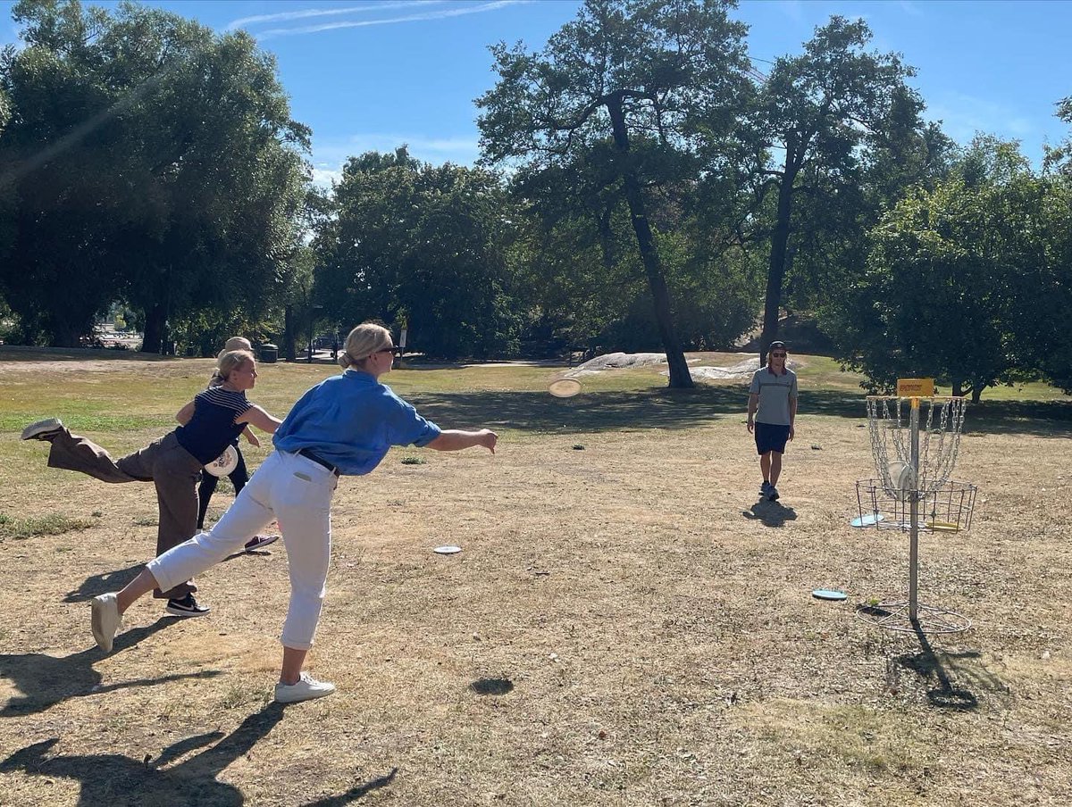 Jenni_Hyy's tweet photo. #kpmggoessport Loistava ilma vauhdikkaaseen viikon aloitukseen töissä 🤩 Pääsimme breikkaamaan Hatsolon opastuksella, varjonyrkkeilemään Amin Asikaisen kanssa sekä hiomaan frisbeegolfin tekniikkaa Jalle Stoorin johdolla! https://t.co/9oInz8Tma8