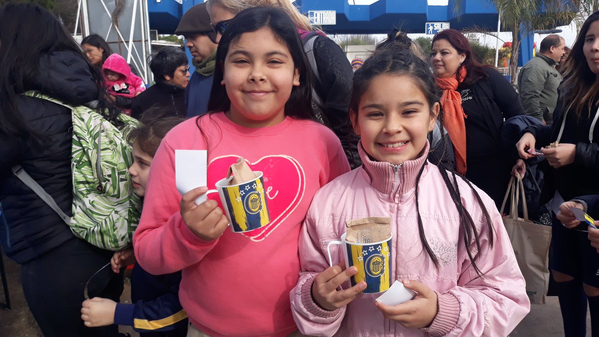 CARCSocial's tweet photo. 🎁🇺🇦 ¡Hay regalos para los primeros 7000 canallitas!

Los y las menores de 12 años ingresan gratis al Día de la Niñez Canalla. Y los primeros 7000 se llevan una taza y caramelos 🍬

No te cuelgues y venite a la deportiva ahora. https://t.co/ObWe0SOqZG