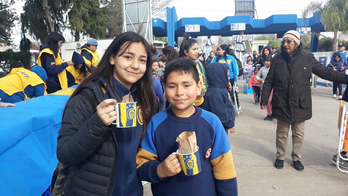 CARCSocial's tweet photo. 🎁🇺🇦 ¡Hay regalos para los primeros 7000 canallitas!

Los y las menores de 12 años ingresan gratis al Día de la Niñez Canalla. Y los primeros 7000 se llevan una taza y caramelos 🍬

No te cuelgues y venite a la deportiva ahora. https://t.co/ObWe0SOqZG