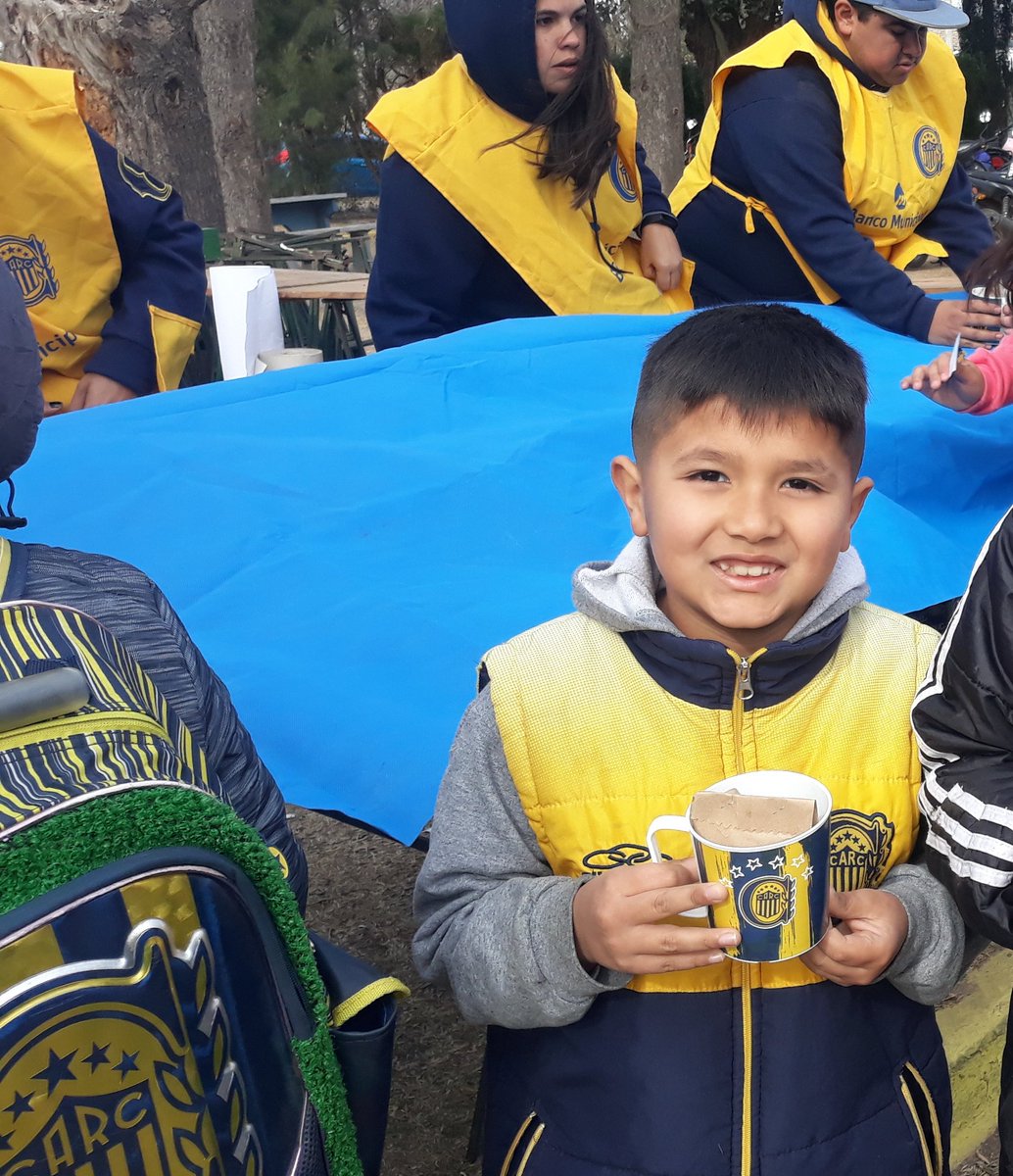 CARCSocial's tweet photo. 🎁🇺🇦 ¡Hay regalos para los primeros 7000 canallitas!

Los y las menores de 12 años ingresan gratis al Día de la Niñez Canalla. Y los primeros 7000 se llevan una taza y caramelos 🍬

No te cuelgues y venite a la deportiva ahora. https://t.co/ObWe0SOqZG