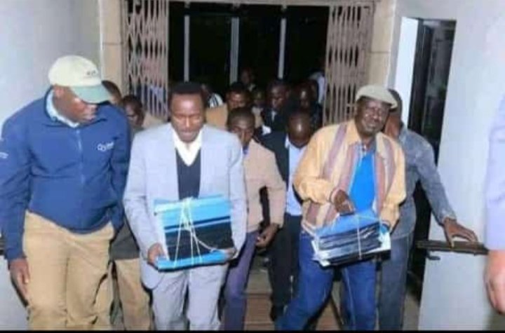 martooh_ke's tweet photo. This picture was taken tomorrow supreme court William Samoei Ruto miguna miguna ole kina miguna miguna #Kondele https://t.co/rdv8CCnHPv