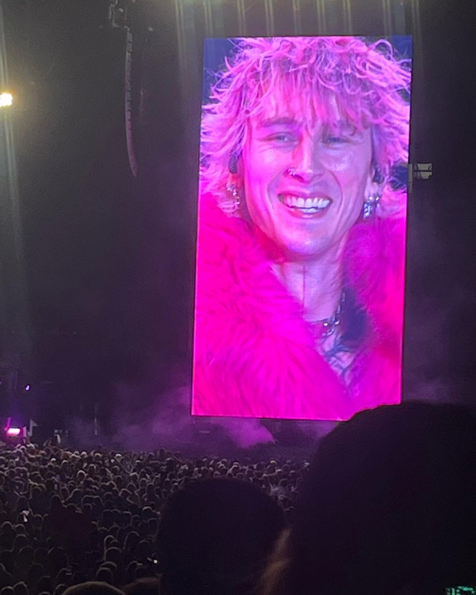 maaaack17's tweet photo. @machinegunkelly I can’t believe I was able to capture this moment of how happy you were when you landed on the stage in your hometown, I love you and can’t wait for your return! I’ll be closer to the stage next time I swear 🥹🥹💗💗 https://t.co/Do1XlKFX5i