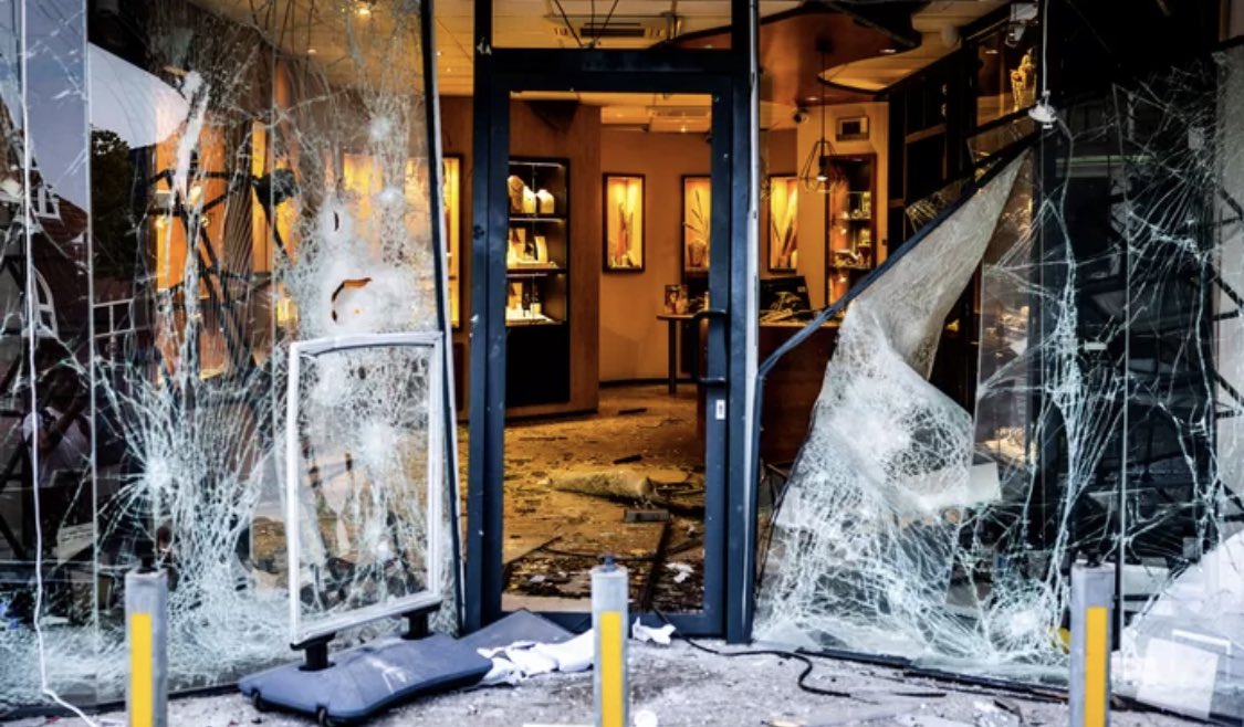 Een plofkraak in Oud-Beijerland hakt er stevig in bij omwonenden maar bovenal bij de ondernemers. Het college van B&amp;W wenst hen veel sterkte en veerkracht. bit.ly/3plqz4S