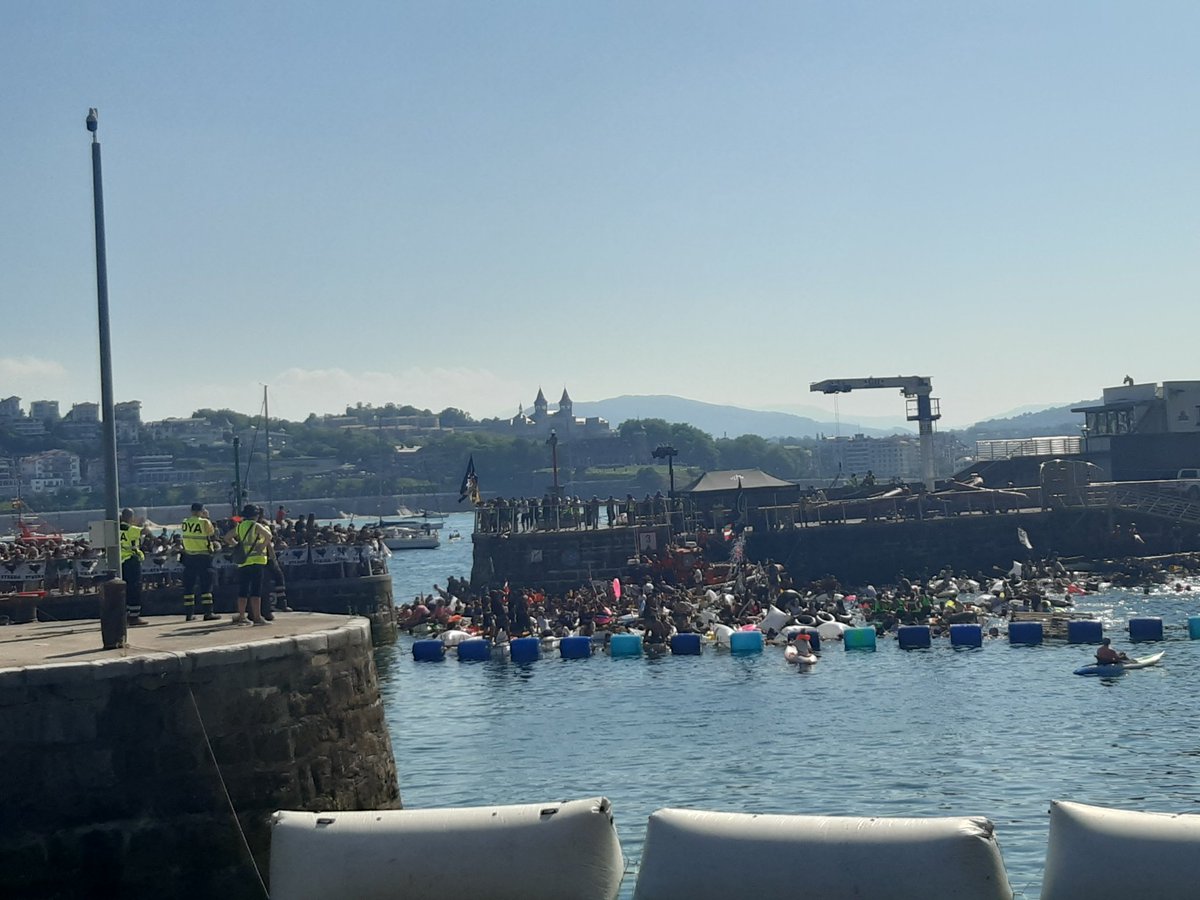 Amaia Jimenez (@amaiajimenez55) on Twitter photo Jende andana bai uretan, eta baita kaian ere. Badoaz aurrera piratak
<a href="/berria/">Berria.eus</a> <a href="/izanpirata/">Donostiako Piratak</a> Jende andana bai uretan, eta baita kaian ere. Badoaz aurrera piratak
<a href="/berria/">Berria.eus</a> <a href="/izanpirata/">Donostiako Piratak</a>