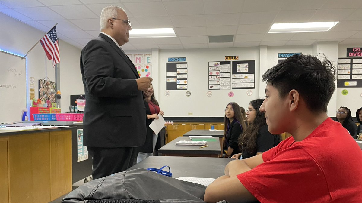 ArlingtonISD's tweet photo. Help us wish these biology freshman a #SuperFirstDay of school in the comments below. ⬇️ It’s their first year of high school, so help us make it a great one for them. #VFND @LamarHigh #ArlingtonISD https://t.co/98LEpKpugM
