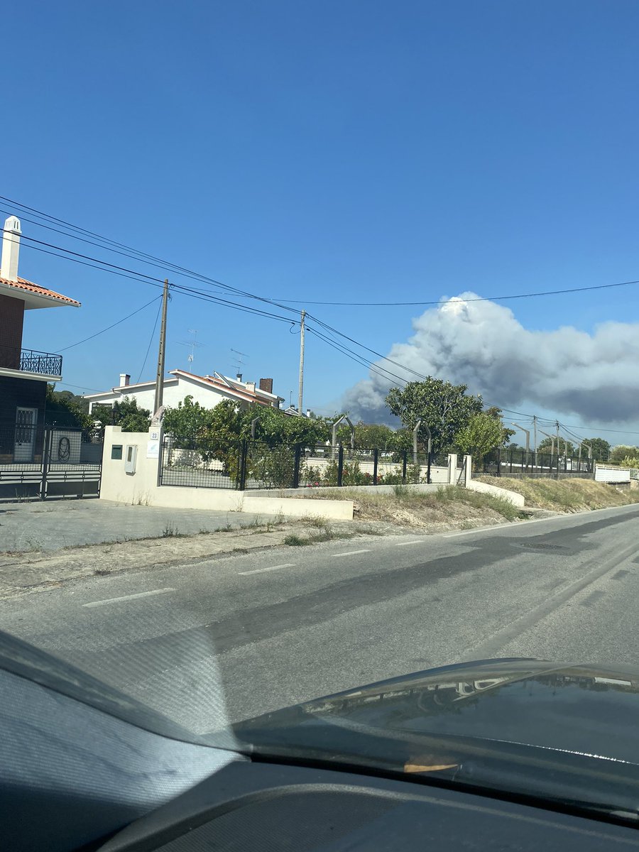 NikoNeugebauer's tweet photo. #IROurem @VOSTPT @PTincendios Incêndio em Marta, vista de Ourem pelas 16:20 https://t.co/xhwaI3XTvS