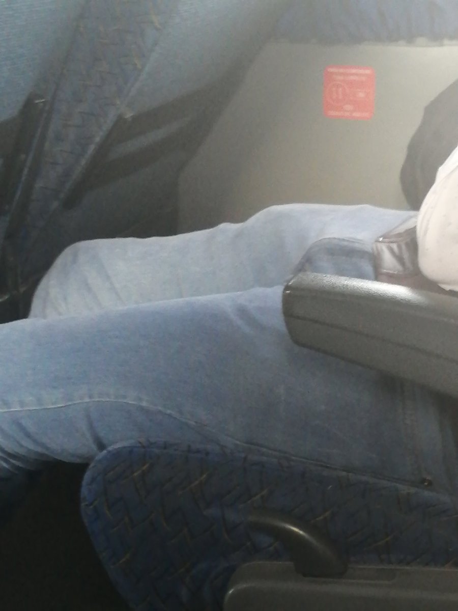 JosInt15's tweet photo. Les ha sucedido que se encuentran a un tipo en el bus que va durmiendo y la trae parada??? Que rico no?😎😎 https://t.co/Ar44aZymbj