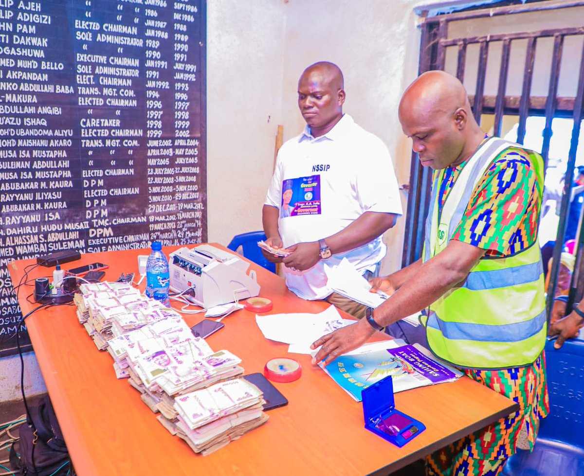 muhaeya's tweet photo. #ConditionalCashtransfer(kudinaasule)

His Excellency, Engineer Abdullahi A. Sule witnesses the disbursement of the 13-14 cycle payment of Nasarawa State Conditional Cash Transfer programme, at the secretariat of Lafia Local Government Area. 

Monday. 15th August, 2022 https://t.co/W7mT997O01