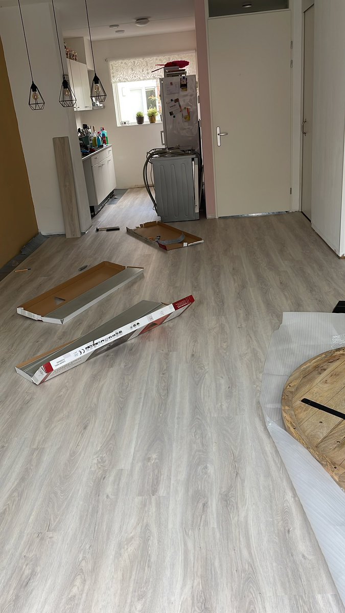 bijzondergezin's tweet photo. Woonkamer ligt er bijna in.. nu de beide slaapkamers beneden nog en de hal. 

#wateenwerk #pvcvloer https://t.co/Bt756azUlr