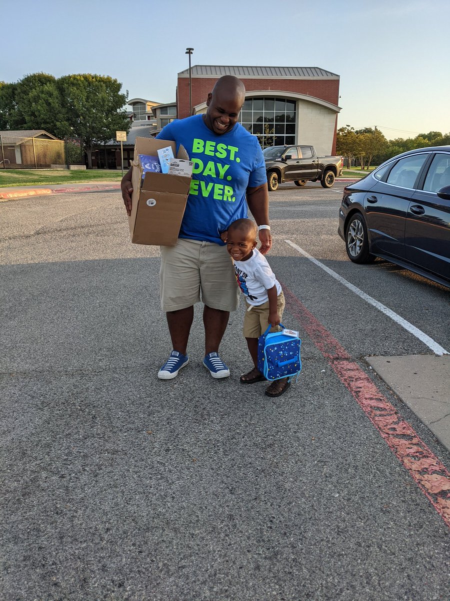 khawleyteach's tweet photo. And just like that....@BburgCougars @IrvingISD #irvingfirstday #prekmom #duallanguagemom #prouddad #samesmile #bestdayever https://t.co/baLR2fKS25