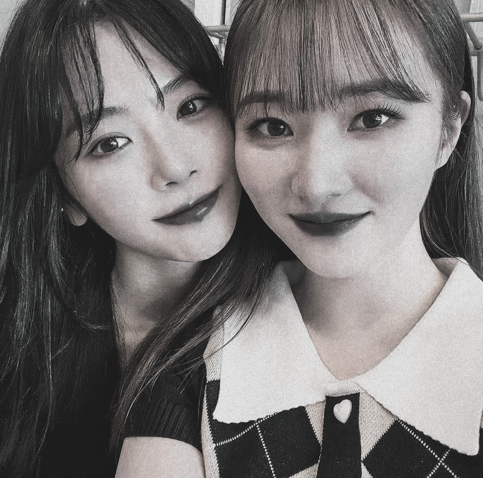 ᅟᅟ
Não tem nada melhor que um grande almoço ao ar livre com a minha companheira marítima de décadas após uma manhã no lago da floresta. The b&amp;w pearl's mermaid and her bestie, the blue pearl's mermaid, are back together, ㅋㅋㅋ.
ᅟᅟ