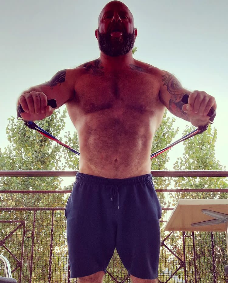 7am sunrise and bands out! No rest for the wicked 💪👌☀️🌴🌊 #holidaybear #bearmuscle🐻 #beard #bearmuscles #bearunderwear #instagay #instasbeard #instabear #gaydaddybearbeard #gaybouncer #gymbear