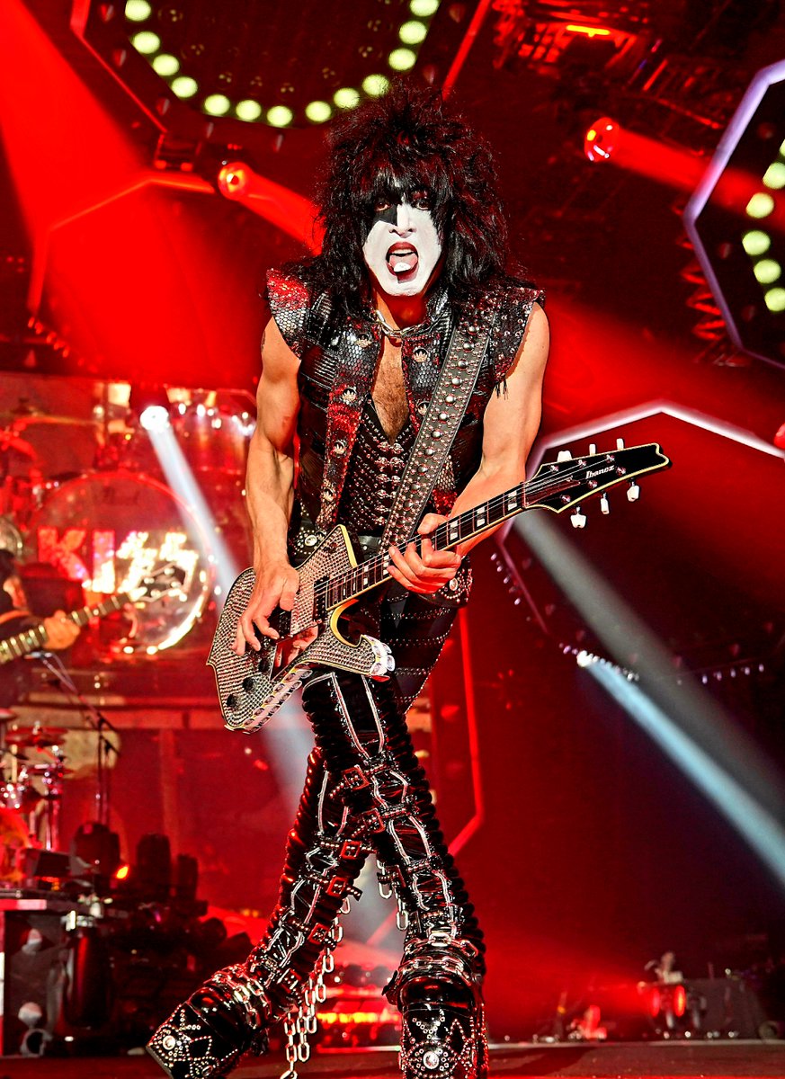 kiss's tweet photo. .@PaulStanleyLive talks #EndOfTheRoadTour with @abcadelaide #Australia
https://t.co/L1OnKp5kVN https://t.co/qAZWkiHEzb
