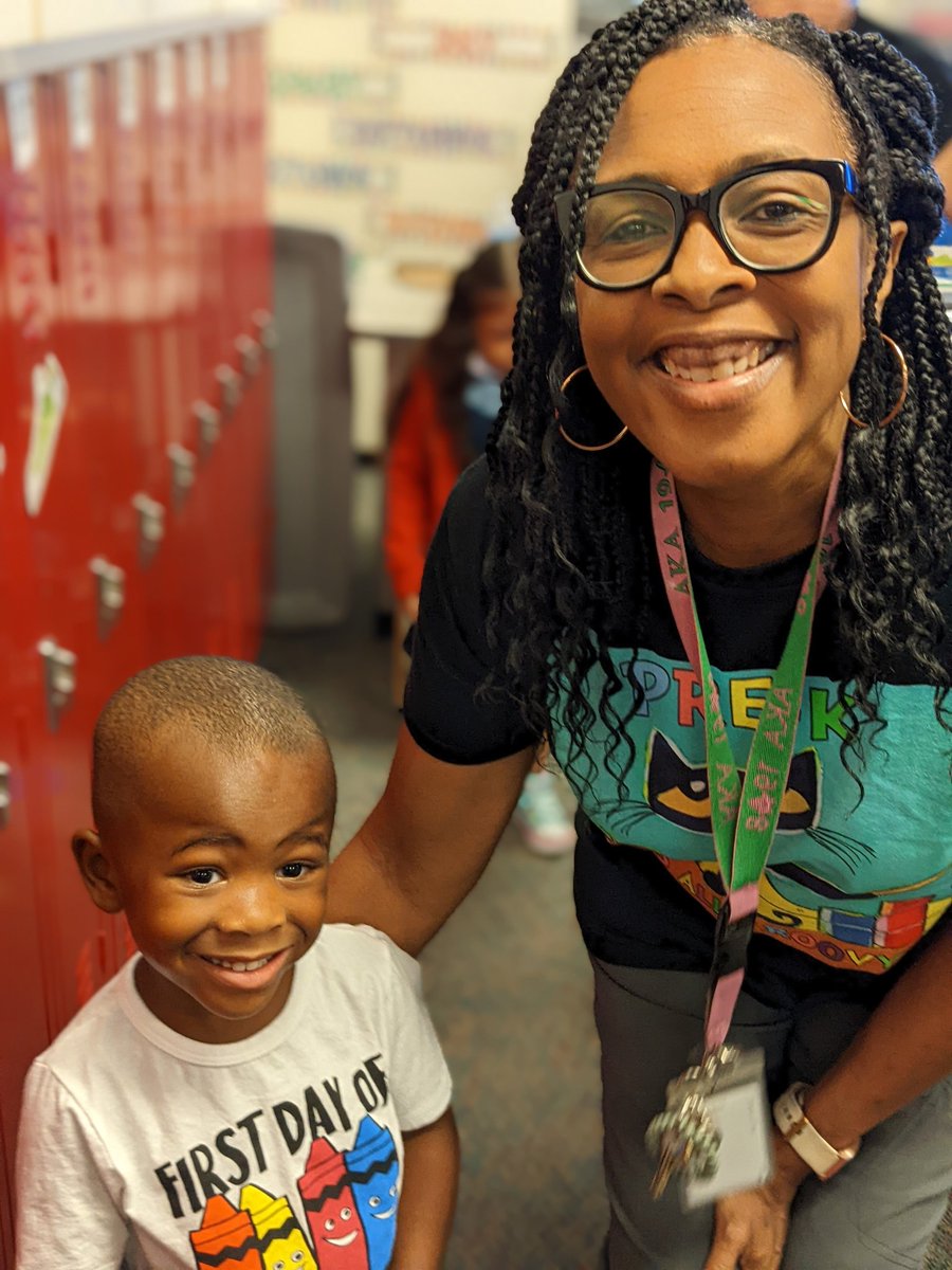 khawleyteach's tweet photo. And just like that....@BburgCougars @IrvingISD #irvingfirstday #prekmom #duallanguagemom #prouddad #samesmile #bestdayever https://t.co/baLR2fKS25
