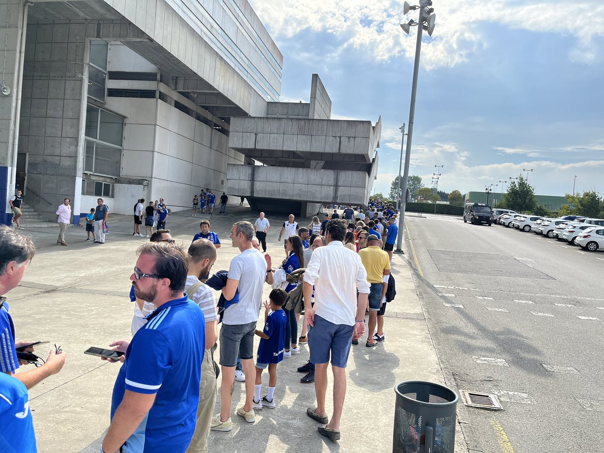 XamuCastro's tweet photo. @RealOviedo muy mal. Con mi carnet de socio y no puedo entrar al estadio. Tengo que hacer una cola que fácilmente me haga perderme el partido. https://t.co/yov9uymizN