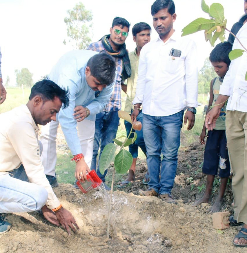 HariomT_'s tweet photo. आज ग्राम पंचायत ककन्धू में ध्वजा रोहण किया l तदतत्पश्चात वृक्षारोपण किया l साथ में कार्यक्रम आयोजक प्रधान प्रतिनिधि #अजयपाल_यादव जी,VDO नानबाबू यादव, श्री राजू तिवारी जी, बब्बू शर्मा जी, उमेश अवस्थी जी,रामगोपाल जी, सहित ग्राम व क्षेत्रवासी मौजूद रहें l
#HappyIndependenceday2022 https://t.co/dNXZL9cZYR