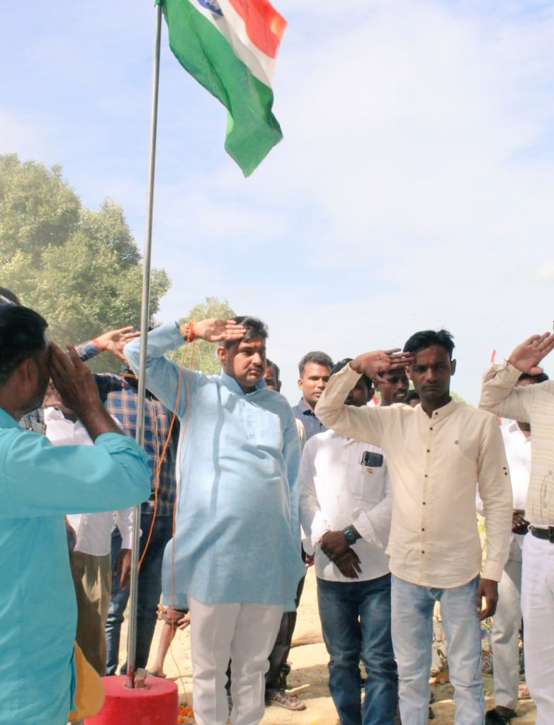 HariomT_'s tweet photo. आज ग्राम पंचायत ककन्धू में ध्वजा रोहण किया l तदतत्पश्चात वृक्षारोपण किया l साथ में कार्यक्रम आयोजक प्रधान प्रतिनिधि #अजयपाल_यादव जी,VDO नानबाबू यादव, श्री राजू तिवारी जी, बब्बू शर्मा जी, उमेश अवस्थी जी,रामगोपाल जी, सहित ग्राम व क्षेत्रवासी मौजूद रहें l
#HappyIndependenceday2022 https://t.co/dNXZL9cZYR