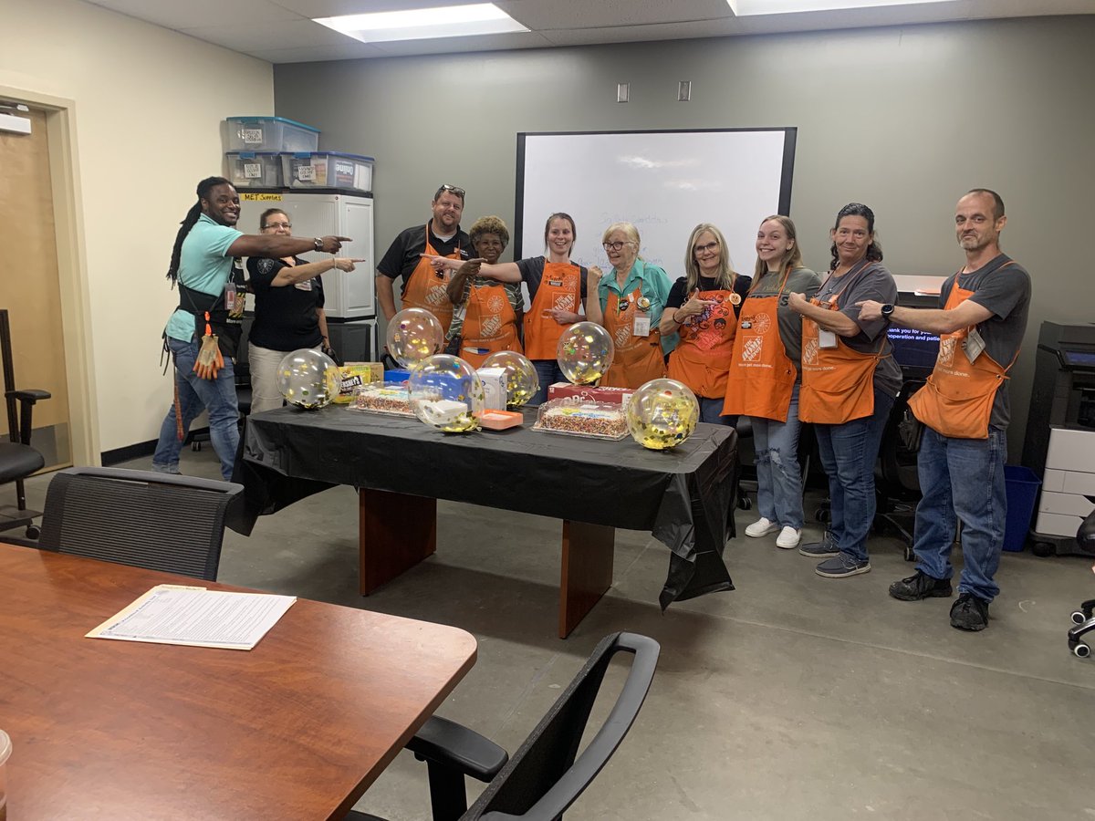 8531 Celebration for two awesome promotions Mica to NOASM and Kaelynn to NRM! We are so proud of you and wish you both the best of luck! ⁦<a href="/RickGTHD/">RickGTHD</a>⁩ ⁦<a href="/AmandaKincadeSE/">Amanda Kincade</a>⁩ ⁦<a href="/tereseistweetin/">Terese Kelley</a>⁩