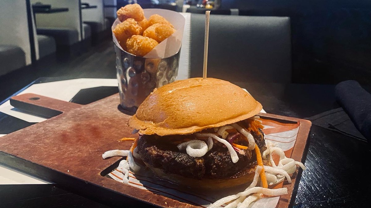 TTasteTravels's tweet image. Thai Burger: 8 oz Beef Patty, Sweet &amp;amp; Sour Peanut Sauce, Tangy Carrot &amp;amp; Cabbage Slaw, Toasted Brioche Bun.
*
*
*
*
#uoapdays #themeparkfood #ufbeats #universal #universalstudios