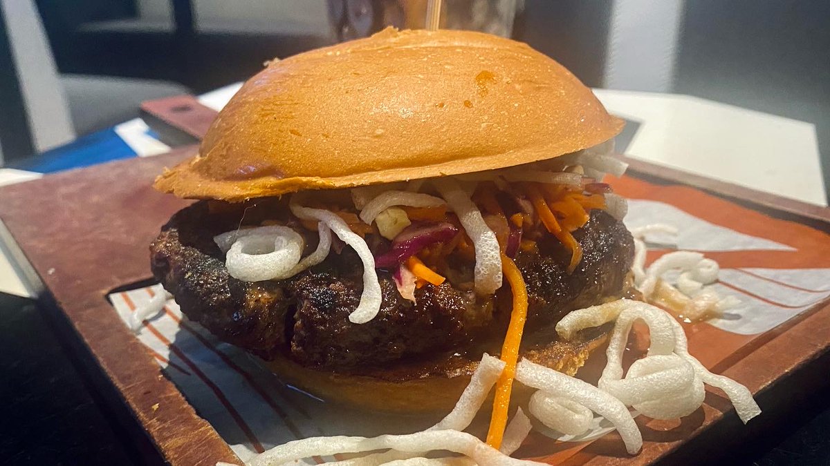 TTasteTravels's tweet image. Thai Burger: 8 oz Beef Patty, Sweet &amp;amp; Sour Peanut Sauce, Tangy Carrot &amp;amp; Cabbage Slaw, Toasted Brioche Bun.
*
*
*
*
#uoapdays #themeparkfood #ufbeats #universal #universalstudios
