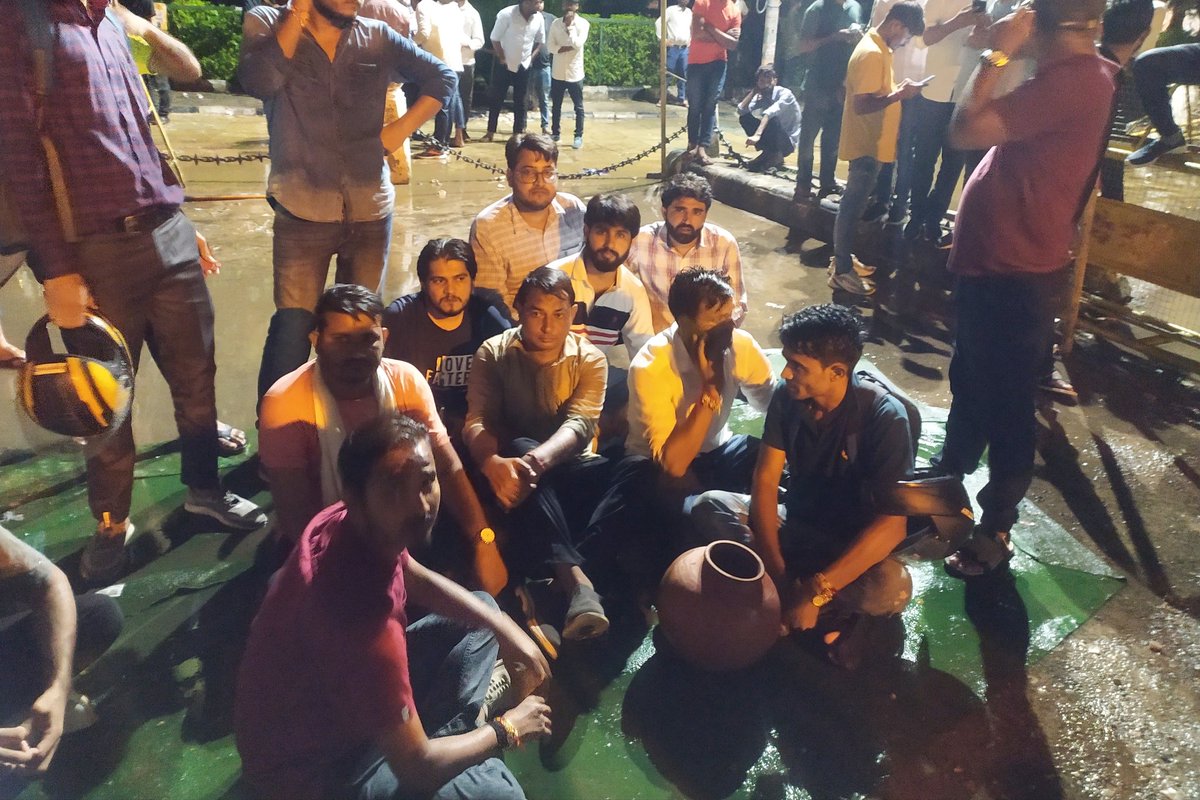 NareshMeena__'s tweet photo. Live:- धरना स्थल पर, राजस्थान विश्वविद्यालय! https://t.co/ClZ2yG6z9s
