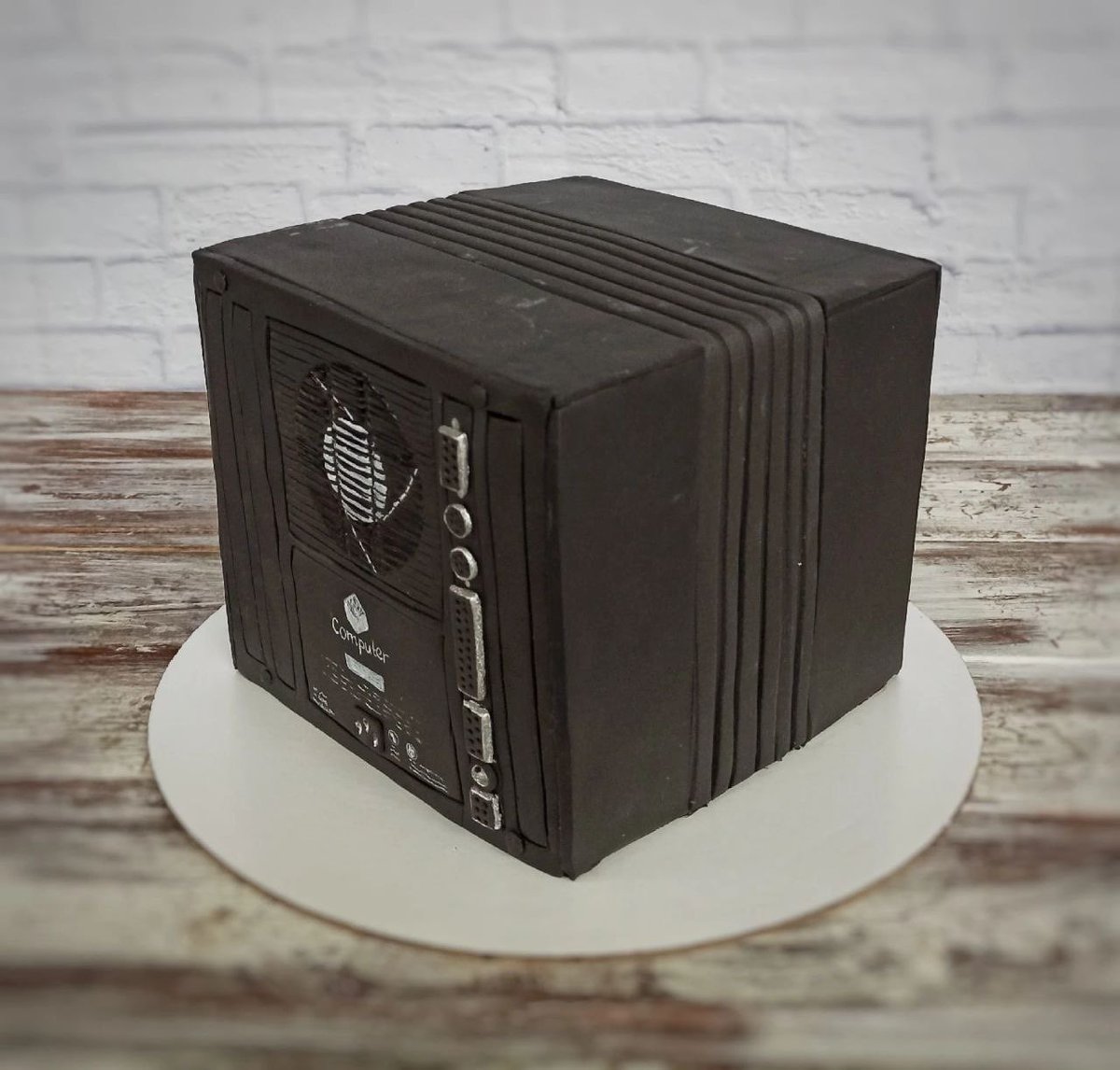 mibosshard's tweet photo. The NeXTcube cake https://t.co/Ay71KriTae