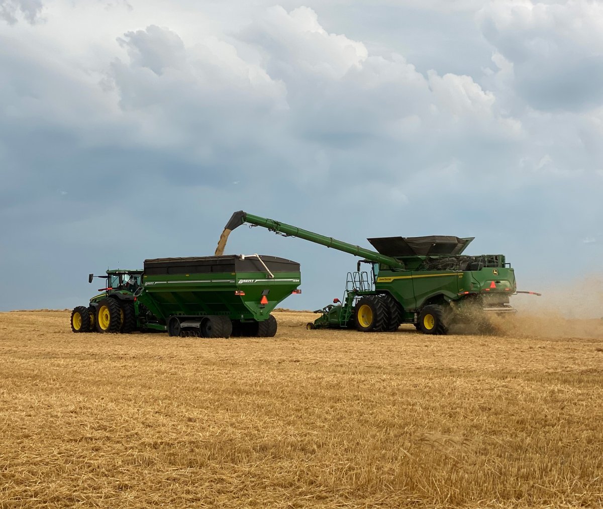 LeadingEdgeEq's tweet photo. #Barley harvest near Minnewaukan, ND. Customer using #MachineSync with their #X9 1000 and #8R370. Making progress before the weather rolls in. https://t.co/Kic6BLSr0t