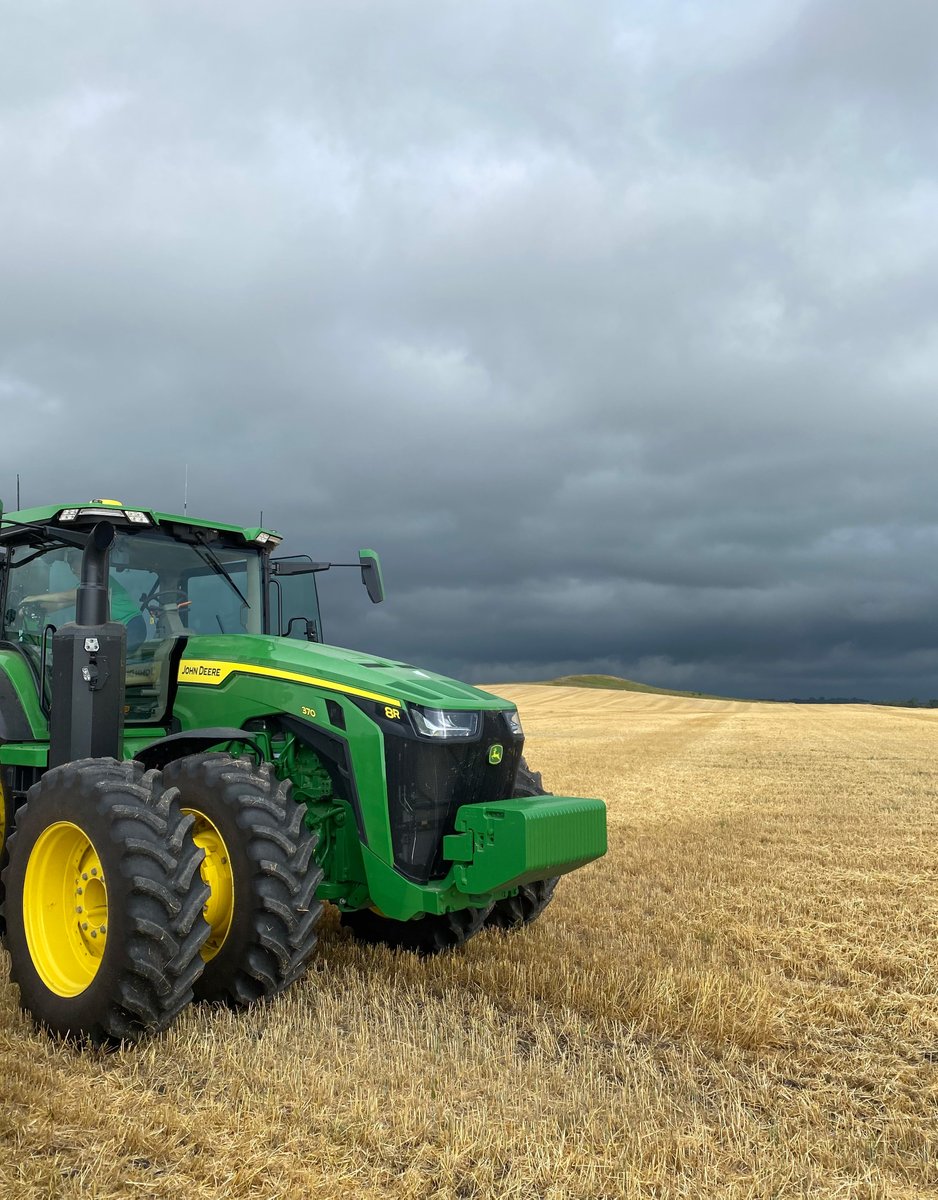 LeadingEdgeEq's tweet photo. #Barley harvest near Minnewaukan, ND. Customer using #MachineSync with their #X9 1000 and #8R370. Making progress before the weather rolls in. https://t.co/Kic6BLSr0t