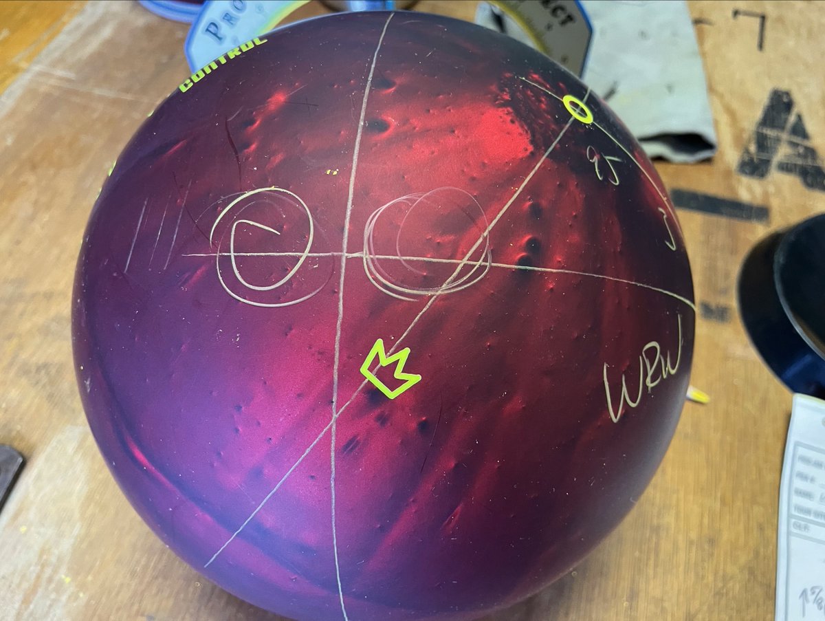 Brunswick's tweet photo. The "in case of emergency 2-handed option" for the GOAT Walter Ray at this PBA50 stop in Jackson.
#BrunswickBowling #AttitudeControl #LegendsOfBrunswick https://t.co/hS8KdRKIxY