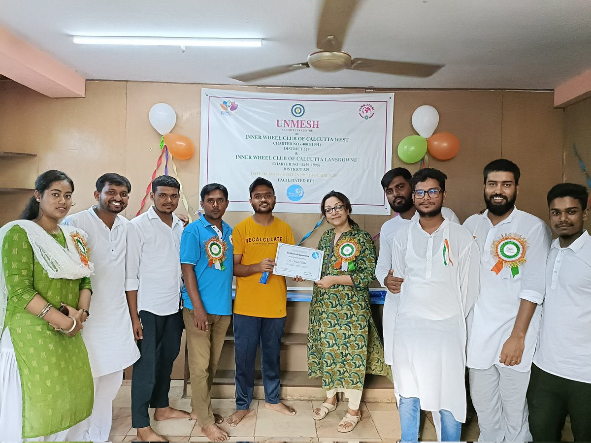Pahchanfoundat1's tweet photo. #76thindependenceday
#azadikaamritmahotsav
Facilitated Soyeb one of the volunteer of the organization with "Certificate of Appreciation" for successfully completed his internship as s computer teacher cum trainer of our "free Computer Training Centre - #UNMESH
@AmritMahotsav https://t.co/4o0B75TGp5
