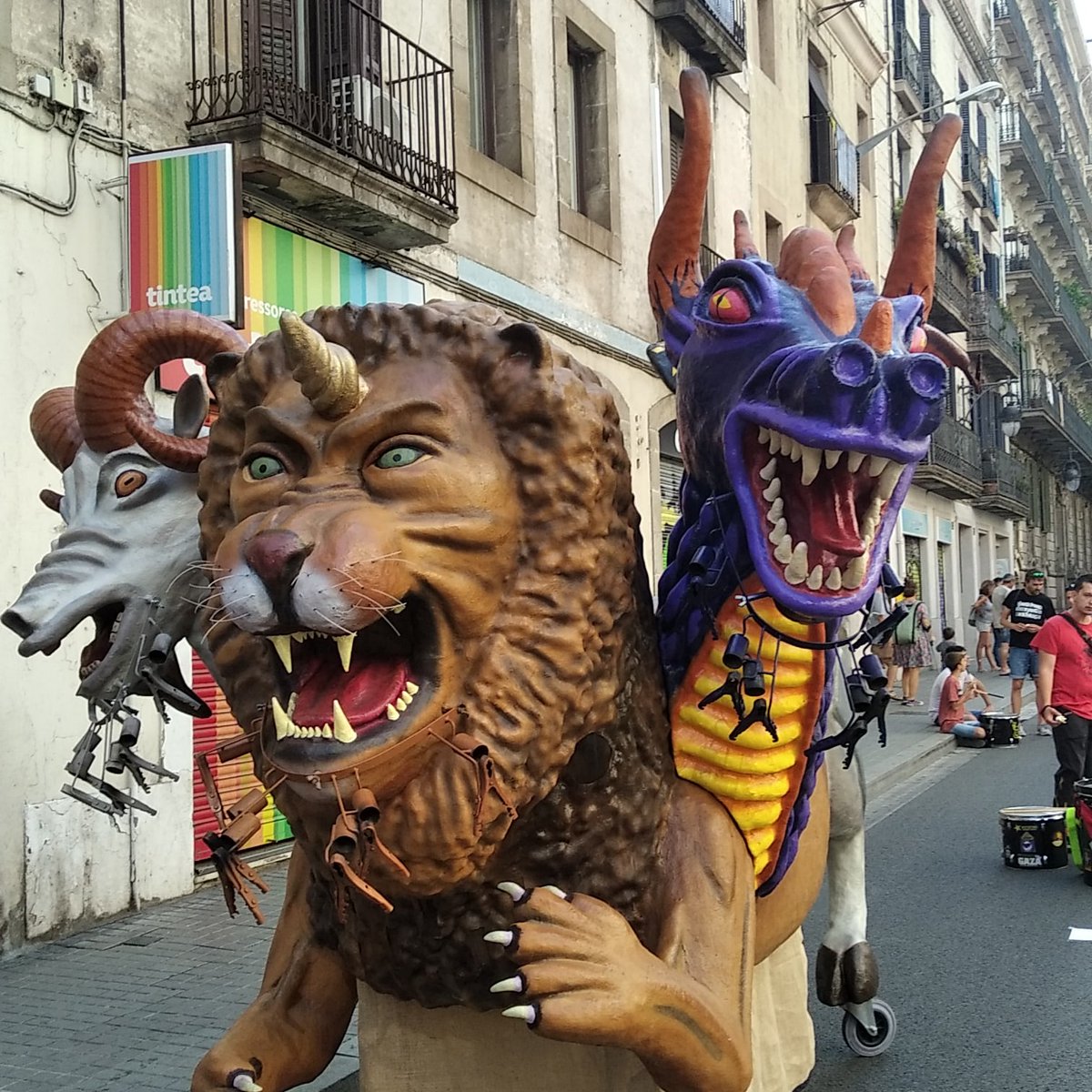 Quimera del carmel en la cercavila de la Festa Major de gracia <a href="/cvg_cat/">Castellers de la Vila de Gràcia</a> @festagracia <a href="/Bcn_Gracia/">BCN Gràcia</a> <a href="/cccpg/">公子</a>