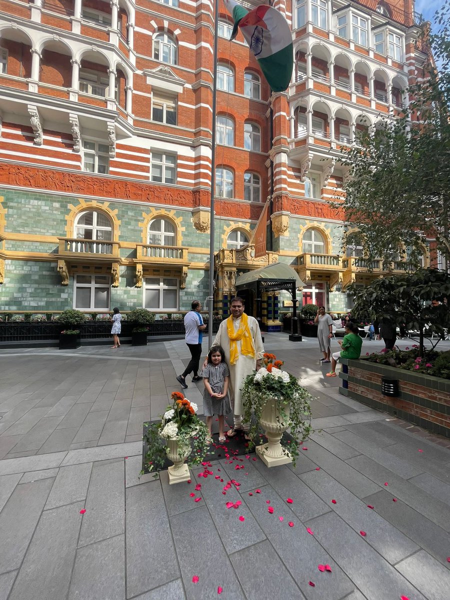 sundeepbhutoria's tweet photo. It is indeed a different feeling to be part of the Indian flag hoisting ceremony in Britain this morning #AzaadiKaAmritMahotsav  @Taj51BG @TajHotels #London with @aavyaMbhutoria https://t.co/a0QfemzIgp