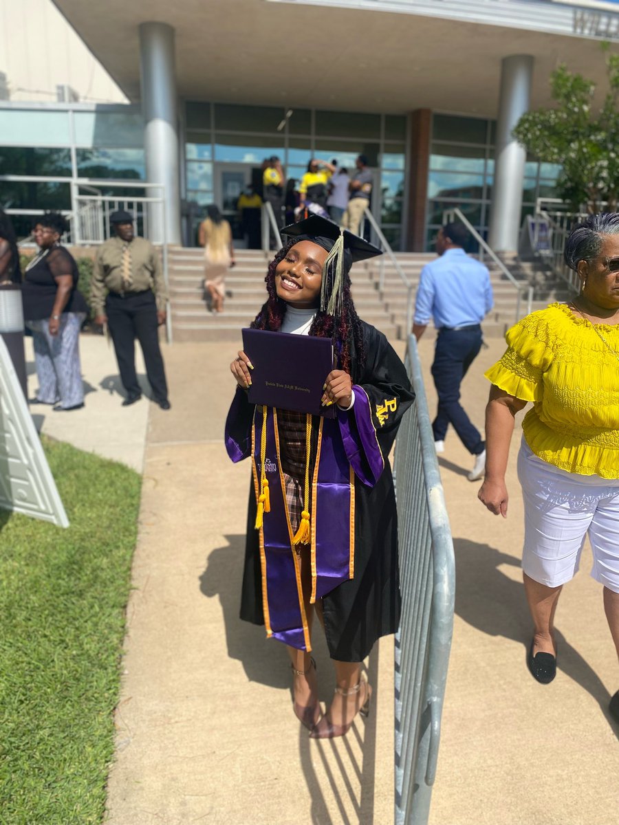 dij4raybae's tweet photo. I GRADUATED FROM COLLEGE! 👩🏽‍🎓🥳
PRAIRIE VIEW A&amp;M UNIVERSITY 💜💛
MAGNA CUM LAUDE 3.7 GPA✅
B.S. IN KINESIOLOGY ✅ https://t.co/J668NxoqND