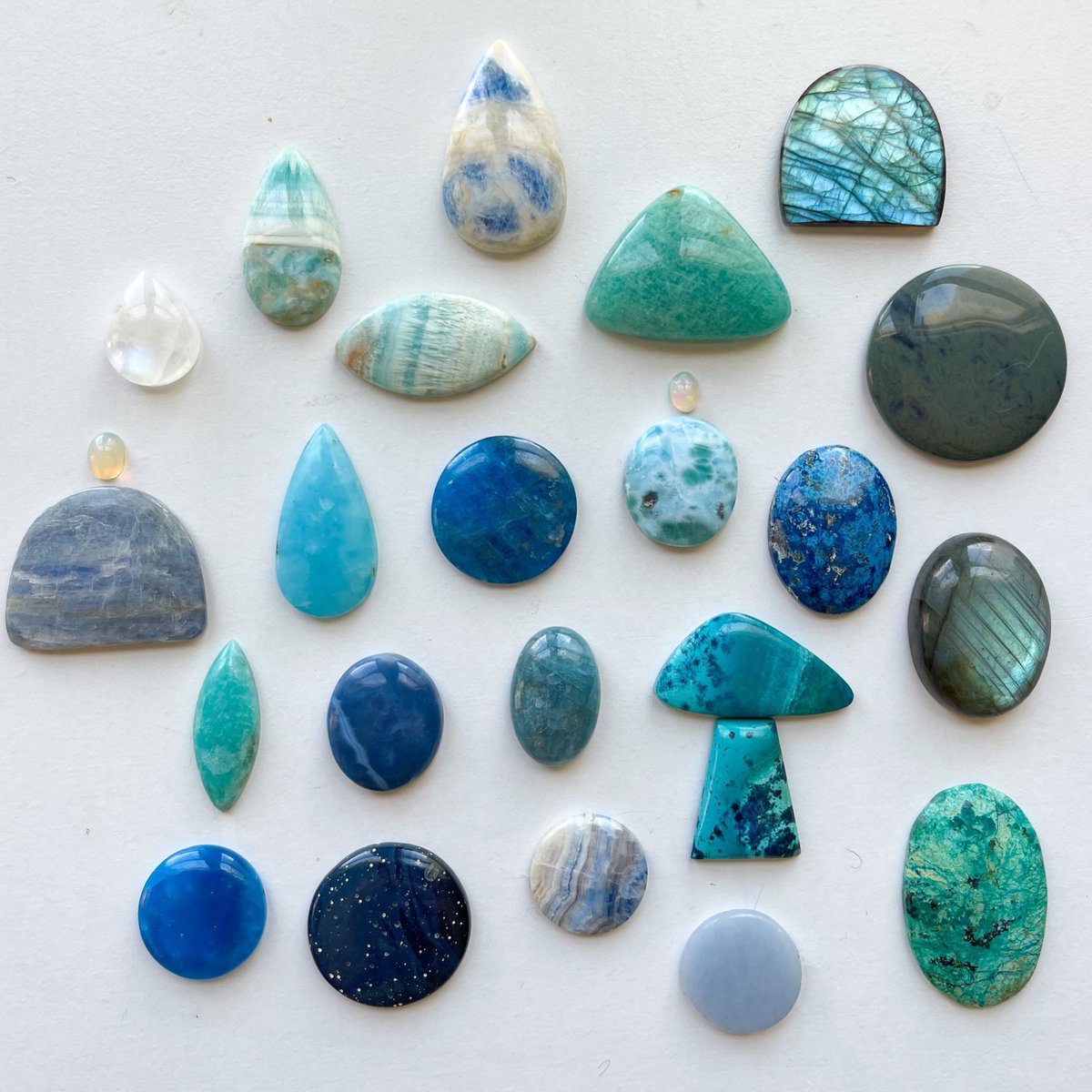mildhippie's tweet photo. the crystals      🐳🌀🌊      the pendants

“Blue Lagoon” collection coming to my shop August 19th at 4pm eastern time <3 https://t.co/roTpUSgypO