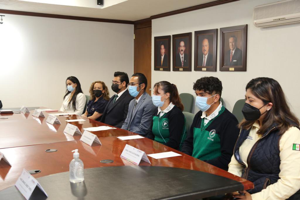 ignacio_rubi's tweet photo. Fortalecer la #EducaciónDual en el #Edomex es una prioridad del Sr. Gobernador @alfredodelmazo. Hoy firmamos convenio con el Instituto Nacional de México (campus Toluca), para incorporar 18 alumnos de la carrera en programación del plantel #Metepec l. @somoscecytem @geramonro05 https://t.co/Pxki7Wzxzh