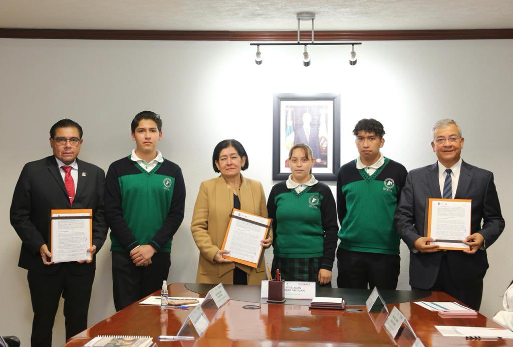 ignacio_rubi's tweet photo. Fortalecer la #EducaciónDual en el #Edomex es una prioridad del Sr. Gobernador @alfredodelmazo. Hoy firmamos convenio con el Instituto Nacional de México (campus Toluca), para incorporar 18 alumnos de la carrera en programación del plantel #Metepec l. @somoscecytem @geramonro05 https://t.co/Pxki7Wzxzh