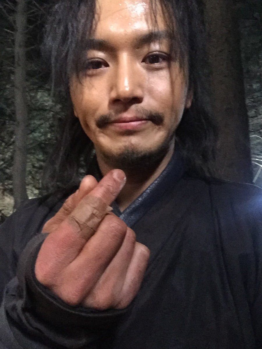 8bo4zq's tweet photo. 육룡이 나르샤 때 변요한(a.k.a 이방지) 
사진보면 죄다 아기 강아지 같이 생김
글고 이런 사진들 넘 웃기고 귀여움 아기 방지가 갑자기 21세기로 온 거 같애

타래에 더 있음。 https://t.co/6t2kekWXOd