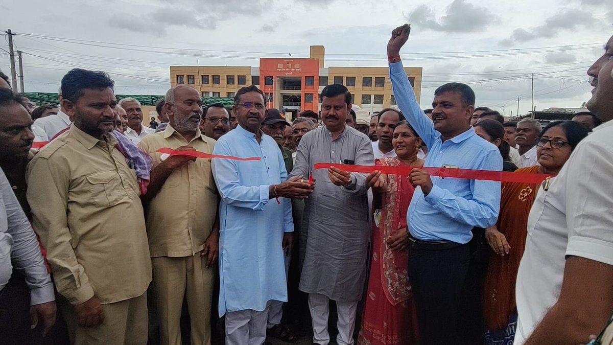 JagdishMakwana_'s tweet image. પાટડી ખાતે નગરપાલિકા દ્વારા 6 સ્થાન ઉપર &quot;ડ્રિંકિંગ વોટર એટીએમ&quot; (5 રૂપિયામાં 20 લીટર મીનરલ વોટર) નું તેમજ નગરપાલિકા સહયોગથી પાટડી ચાર રસ્તા ઉપર રીનોવેશન થઈ નવા બસ સ્ટેન્ડનું લોકાર્પણ આજરોજ મારા હસ્તે કરવામાં આવ્યું.