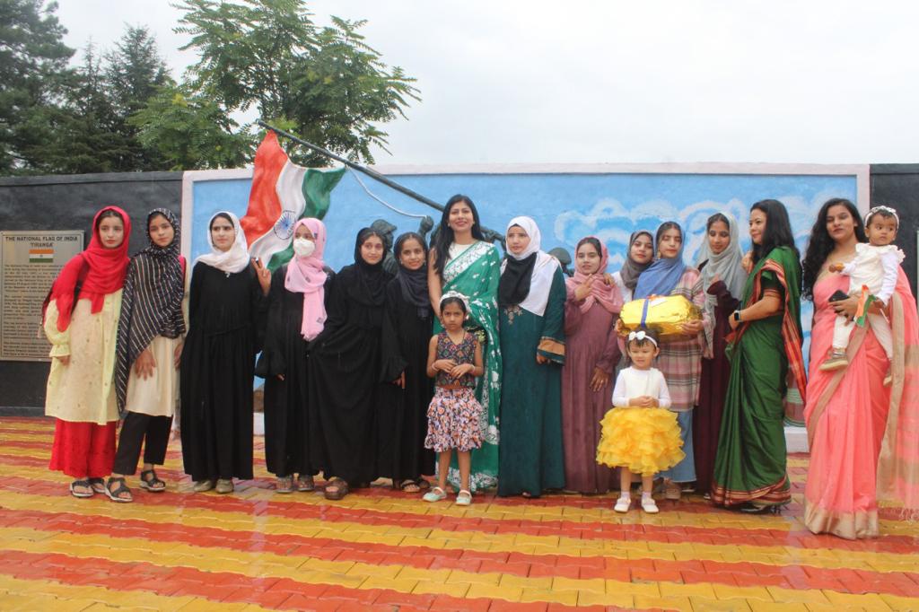 AlamDar1917's tweet photo. Independence Day Celebration at kupwara.Civil dignitaries of Kupwara district also took part in the celebration along with the army cultural dance and song performances by students of AGS Wayne and Basera-e-tabassum. https://t.co/XUgi8BTs3i
