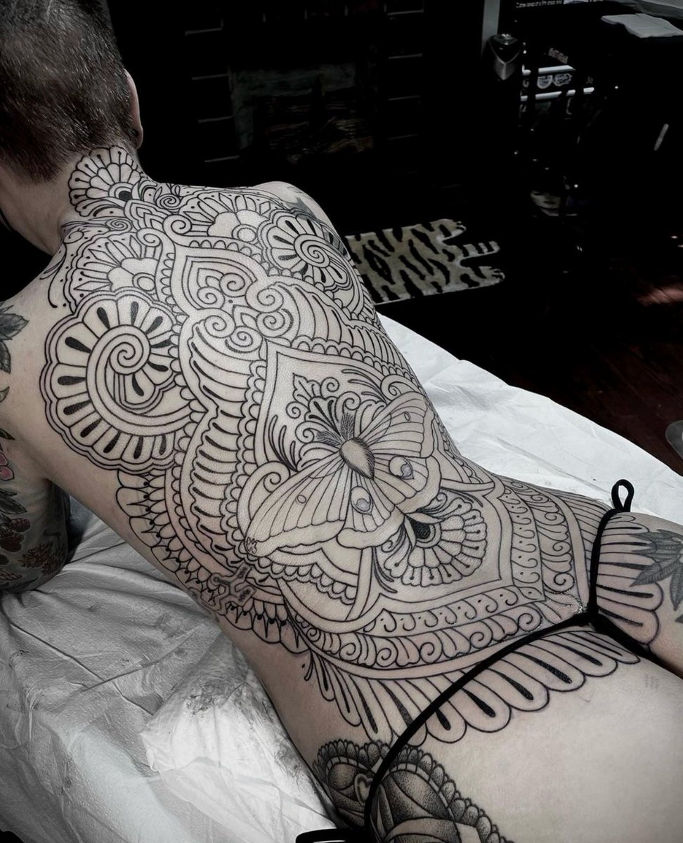 Anthem_Tattoo's tweet photo. In-progress ornamental back piece done by Aubrey Brand.
#anthemtattoo #tattoo #tattoos #gainesville #gainesvillefl #gainesvilleflorida #gainesvilletattoo #florida #floridatattoo #tattoosnob #blackandgreytattoo #blackwork #fringeprint #aubreybrand #mandalatattoo #bodysuit https://t.co/OxdrUMM5fw
