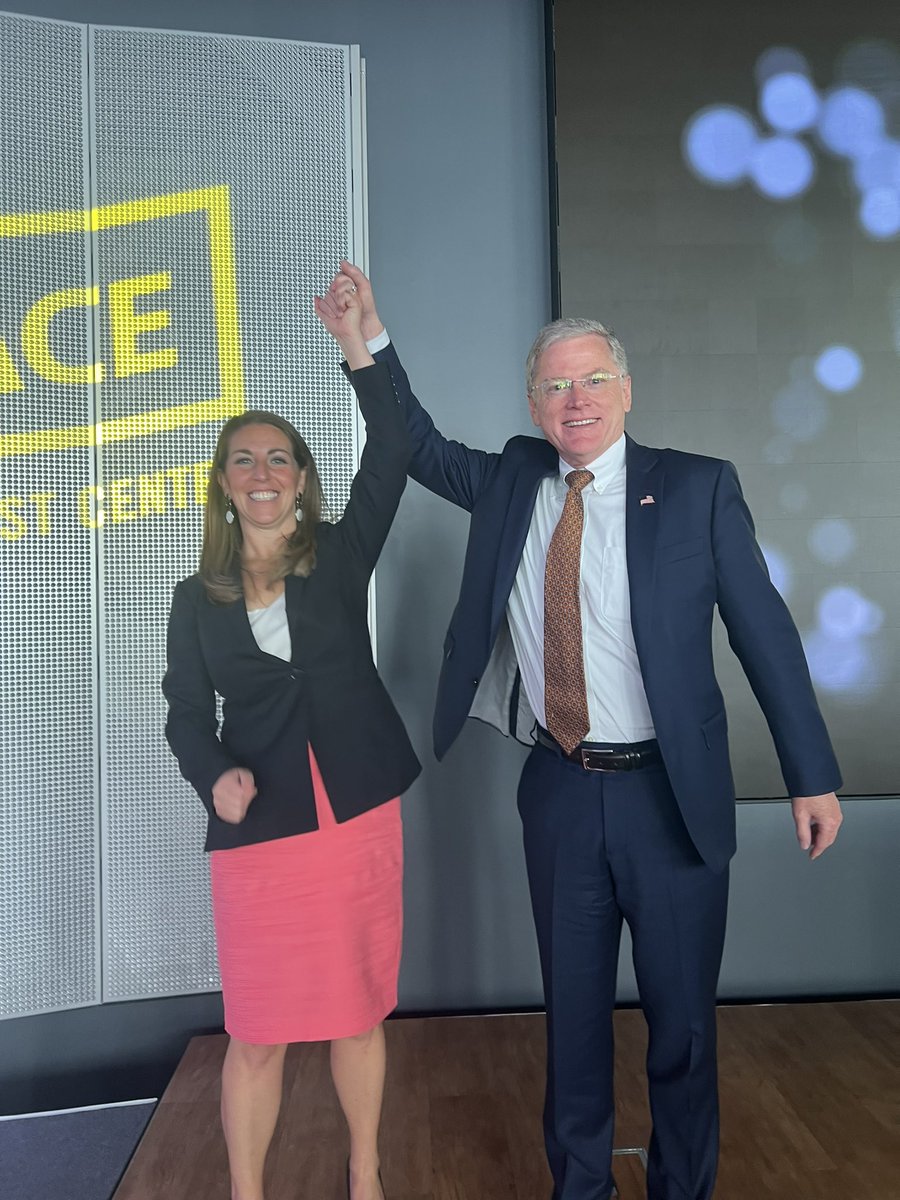 chrisforma's tweet photo. Victory goes to Kate! #LGdebate @KateForLG https://t.co/HHEnbiMyjH