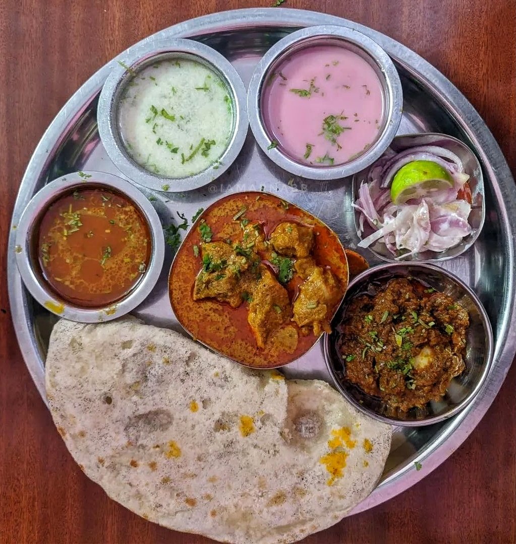 Arnabisme's tweet photo. कोल्हापुरी  मटण थाळी
#Nashik #NashikFoodies #MuttonThali https://t.co/R9Ea1OYFFl