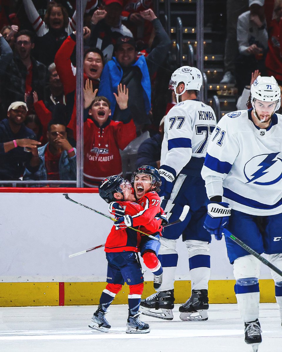 Capitals's tweet photo. ᵐⁱⁿⁱ ᵐᵒⁿᵈᵃʸˢ hockey hugs https://t.co/mgN7MkCcrC