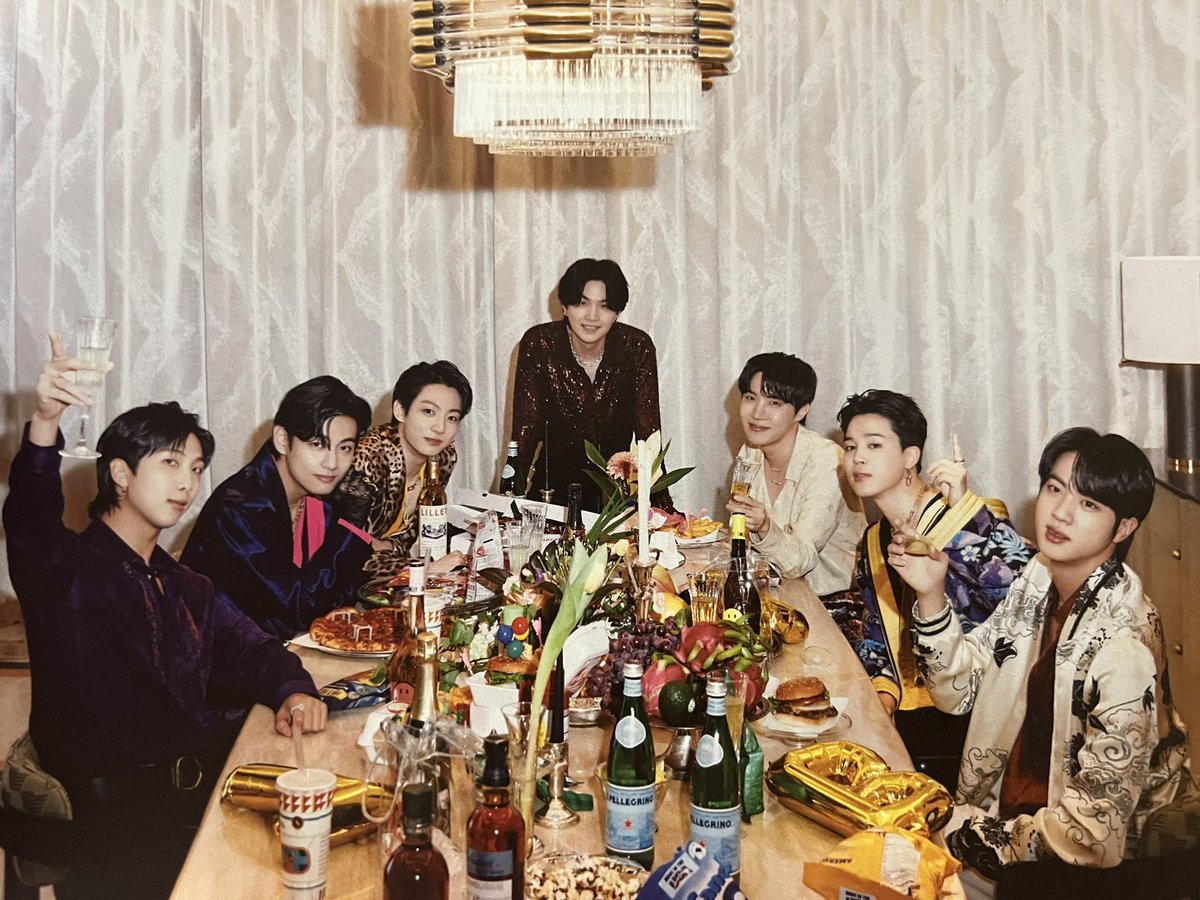 dlwlrmajk7's tweet photo. [📸] Hilo con fotos grupales de #BTS y citas con las fotos individuales para el Interview Photobook del Merch box #8 @BTS_twt (1) https://t.co/EwZ6dezuEV