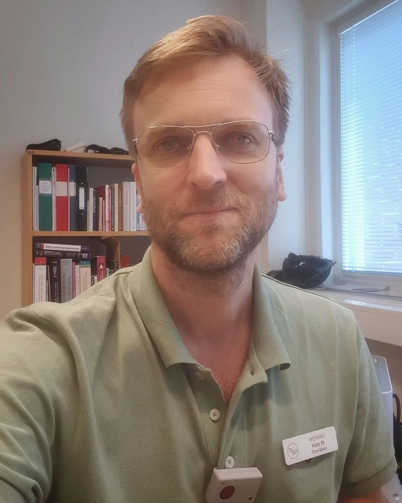 MatsEk's tweet photo. Tillbaka på jobbet. Den romantiska skimret beror på smutsig lins.
#selfie #mottagning #Överläkare #WeMind #psykiatern https://t.co/E3QiMJbKv8 https://t.co/vzMIvTTfwd