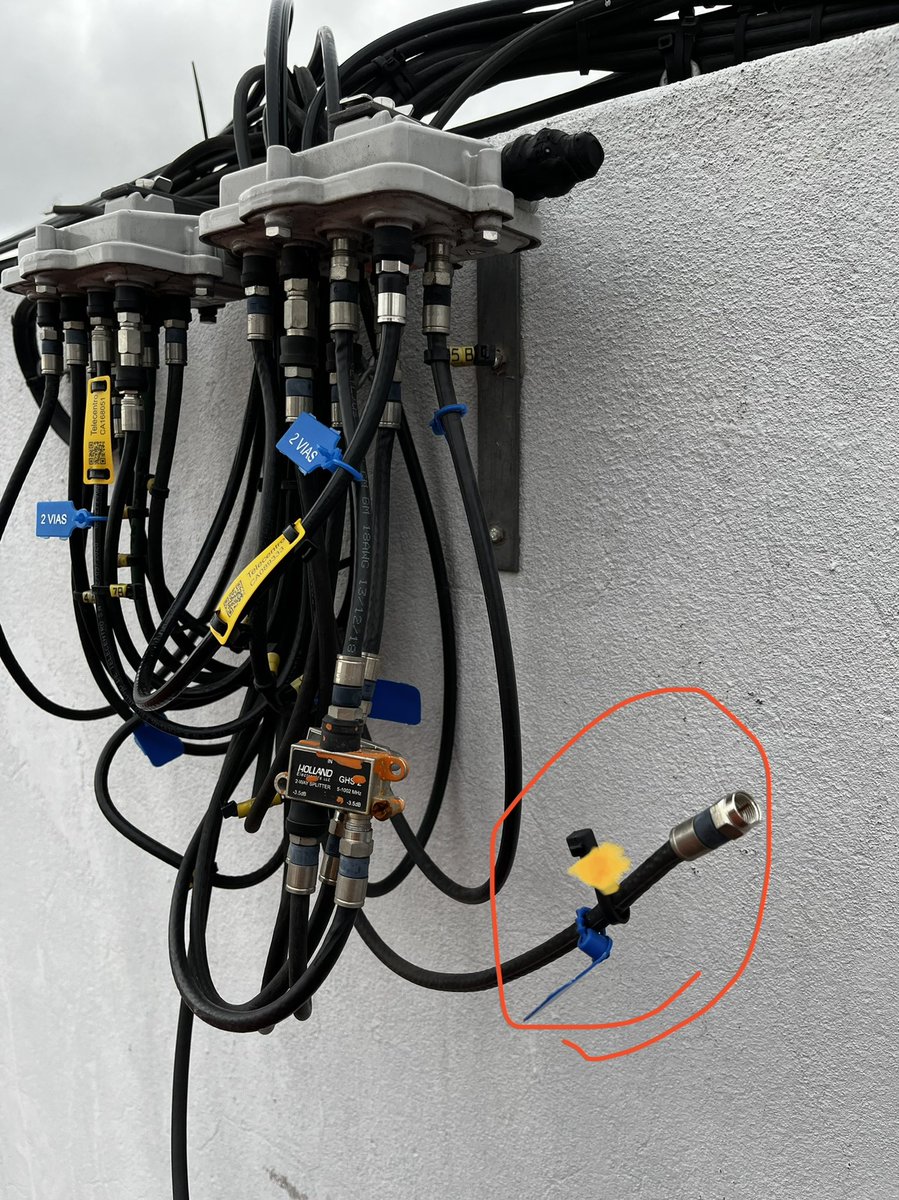 FranERH's tweet photo. Hoy @TeleCentroAr @TeleCentroAyuda estuvo hoy en mi edificio y por alguna razón me desconectaron de la caja.
Reclamé y me dijeron que recién pueden venir mañana. Esto es inaceptable porque trabajo desde mi casa y hoy tengo que trabajar.
@dzapatillas qué puedo hacer? https://t.co/krCbocgf6J