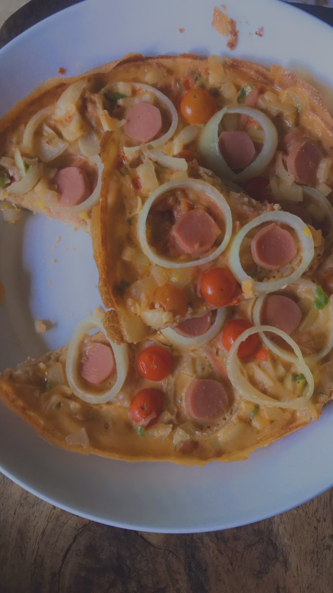 FatimaJwara's tweet photo. My home made pizza 🍕 
My first try ,but you will love the taste or it 😋 https://t.co/AwB8uF66iY