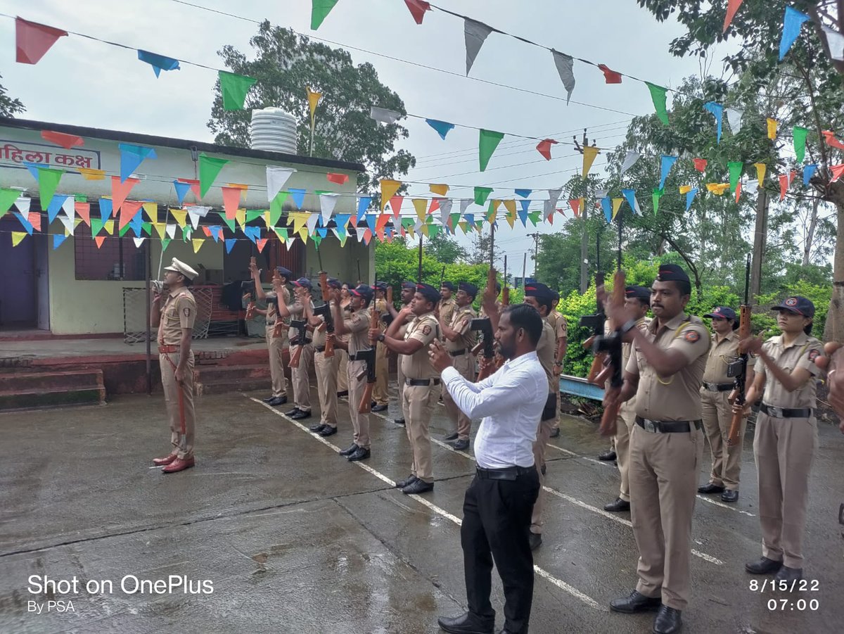 भारताच्या ७५ व्या अमृतमहोत्सवी स्वातंत्र्य दिनानिमित्ताने ठाणेदार श्री.सागर दानडे यांनी <a href="/PS_Asegaon/">Police Station Asegaon</a> येथे ध्वजारोहण करीत स्वातंत्र्य दिनाच्या शुभेच्छा दिल्या. यावेळी शालेय विद्यार्थ्यांकरिता चित्रकला स्पर्धा आयोजित केली होती.
<a href="/IPS_Bachchan/">Bachchan Singh</a> <a href="/SP_Washim/">वाशिम पोलीस - Washim Police</a> <a href="/InfoWashim/">जिल्हा माहिती कार्यालय वाशिम</a> @digp_range